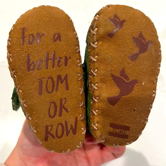 Toms Baby Boot, size 4. Sherpa lined with Velcro closure. Excellent condition - Picture 3 of 3